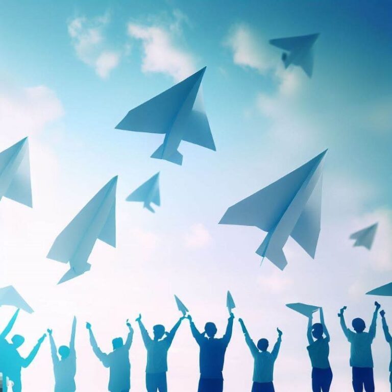 День бумажных самолетиков